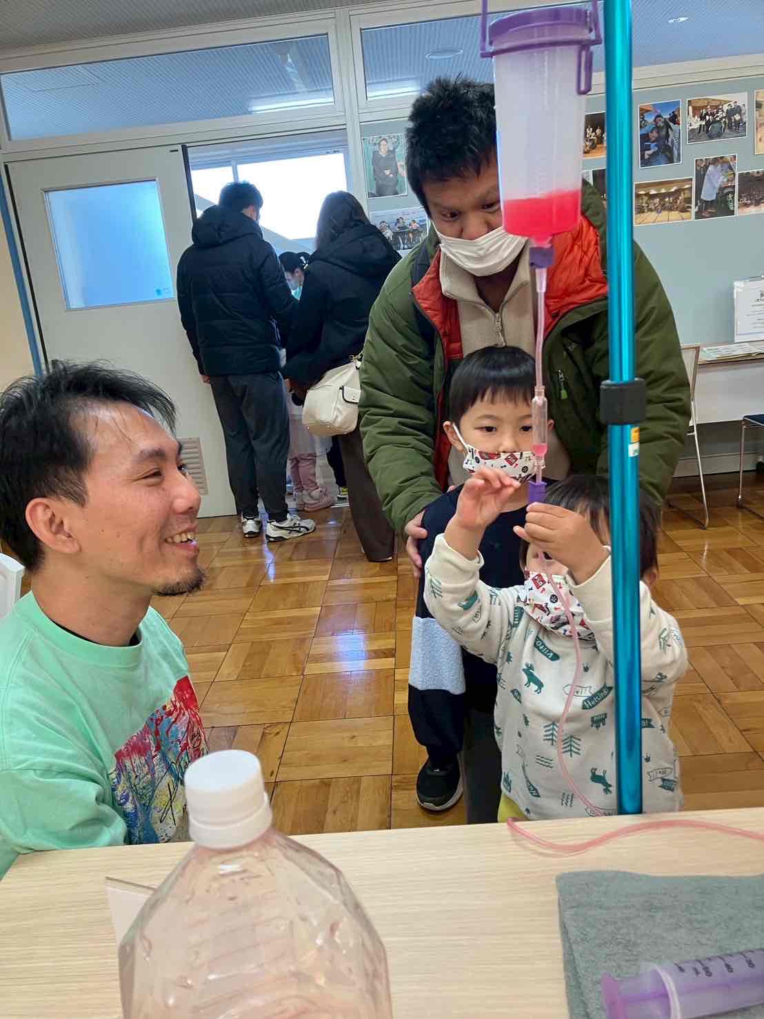 医療的ケアひろばで、子どもと大人が向き合い、器材にふれている場面