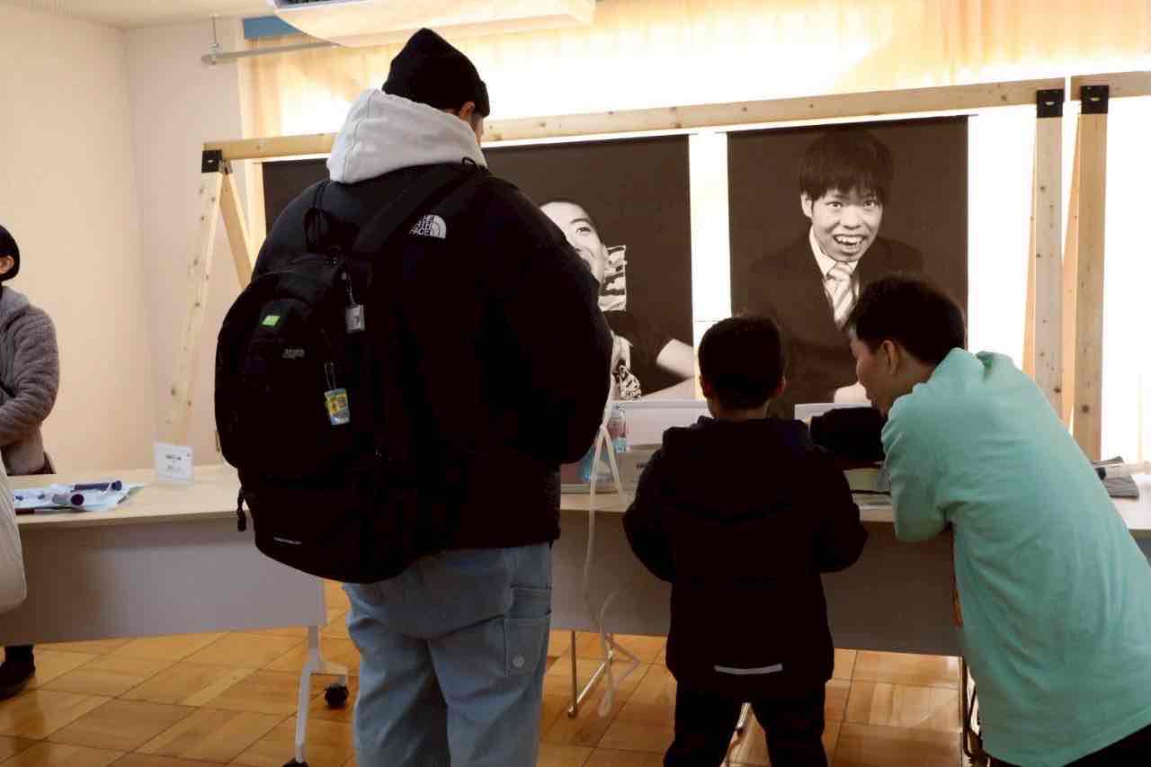 医療的ケアひろばで、子どもと保護者が説明を聞いている活動風景