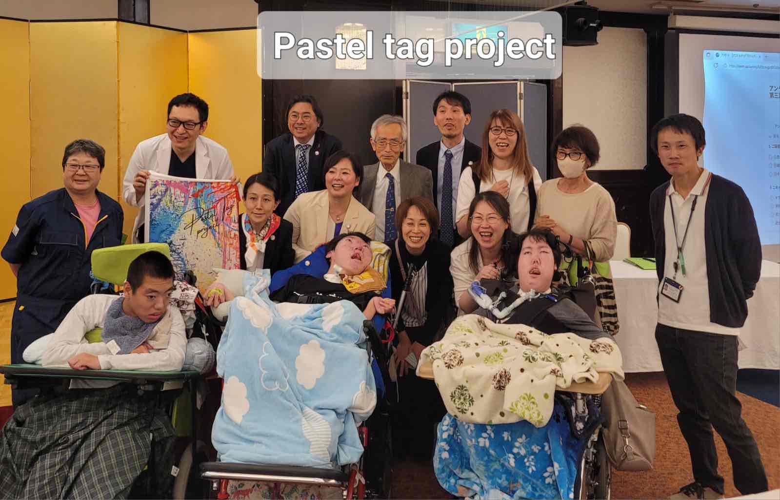 セミナーのあと、本人・家族と参加者がブランドアートを囲んで集まった写真