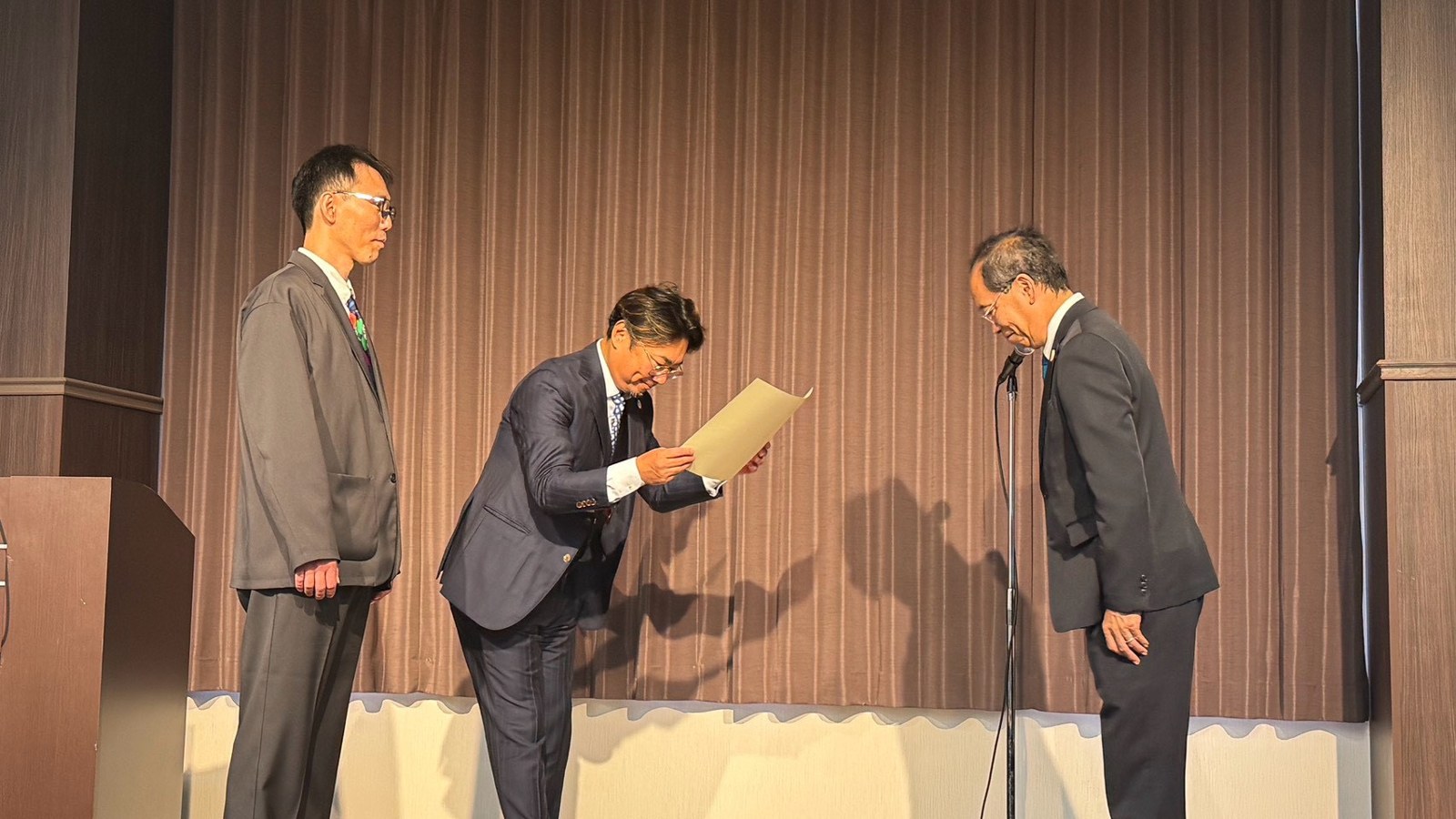 表彰状を受け取る授賞の場面