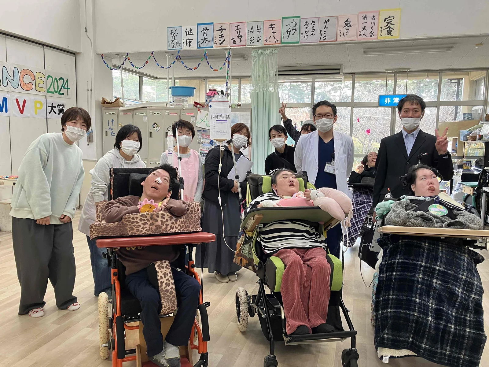 生活介護事業所で、利用者と訪問した人たちが一緒に写る見学会の写真